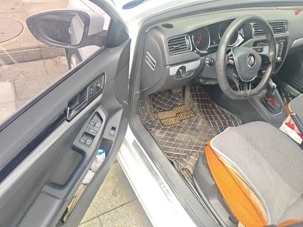 Volkswagen Sagitar 2015 1.6L Automatic Comfort фото 14