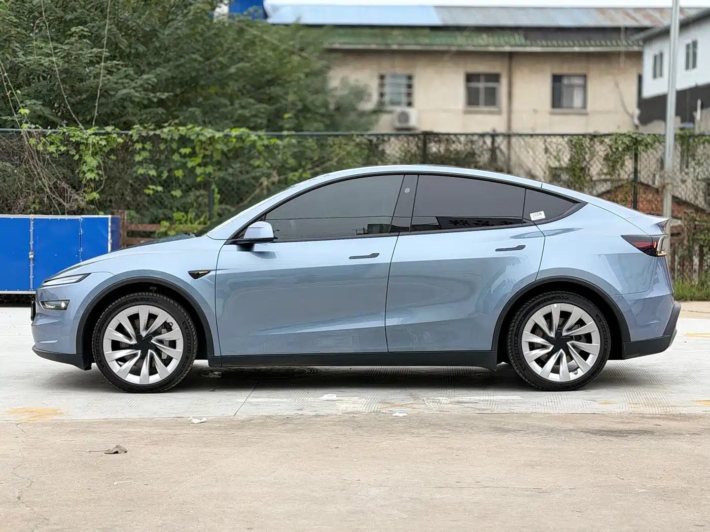 Tesla Model Y 2026 2025 Model Long Range All-Wheel Drive Launch Edition