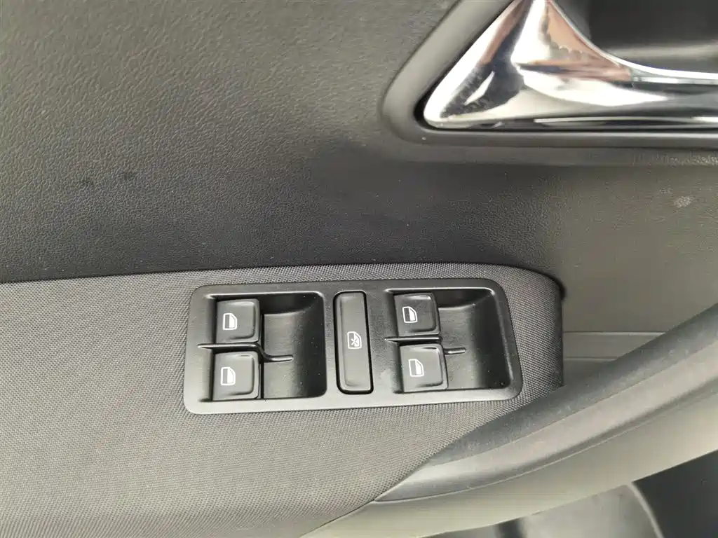 Volkswagen Polo 2016 1.6L Automatic Comfort фото 9