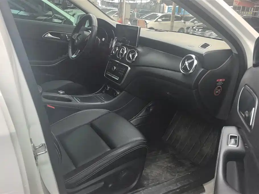 Mercedes-Benz GLA 2018 GLA 200 Dynamic фото 8
