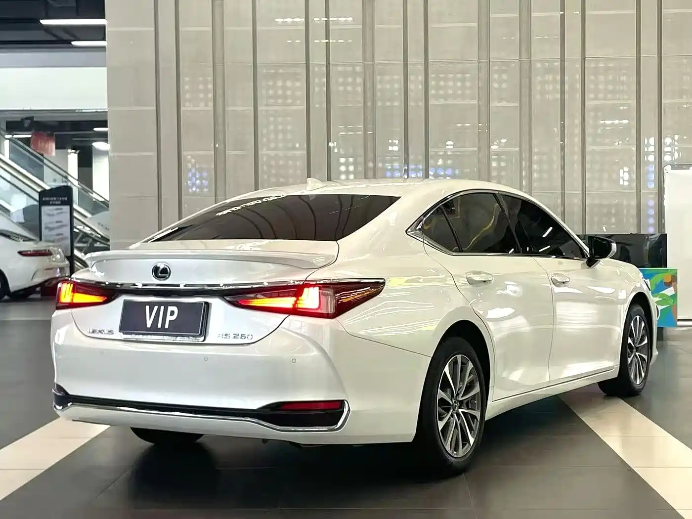 Lexus ES 2023 200 Excellence Edition фото 9