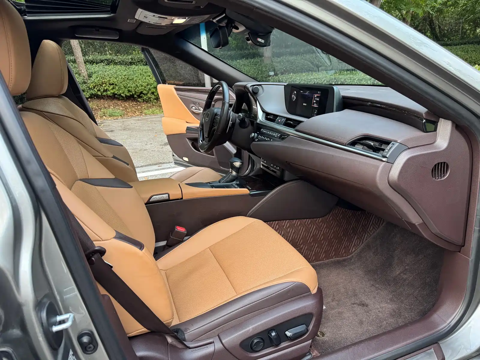 Photo 10 - Lexus ES