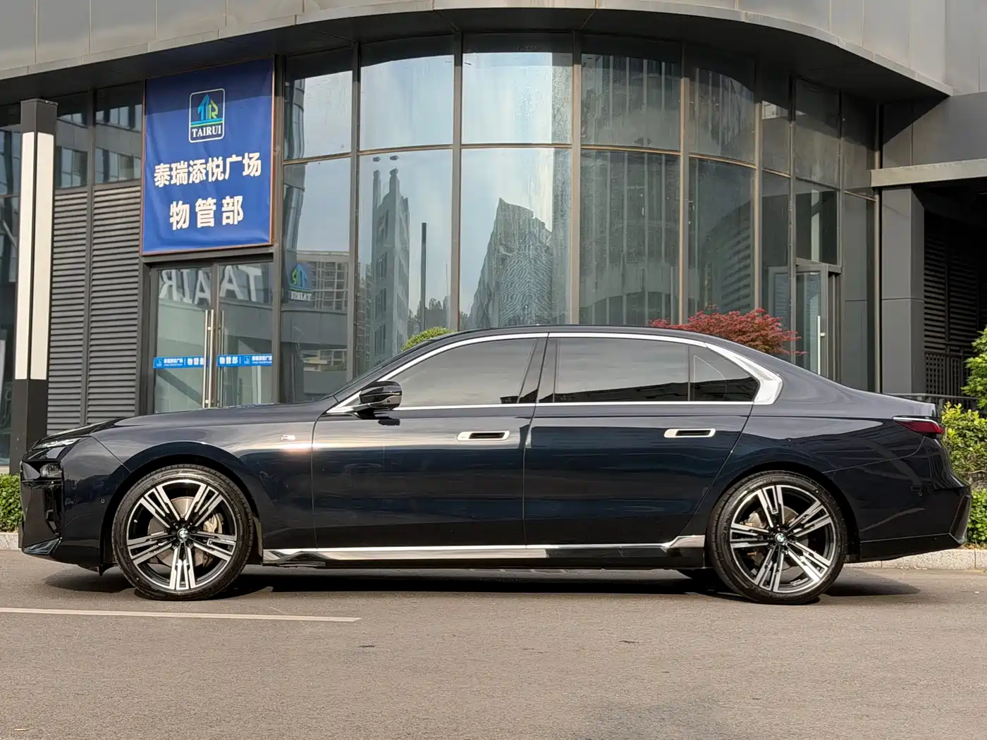 BMW 7 Series 2023 Model 740Li Leading M Sport Package фото 5