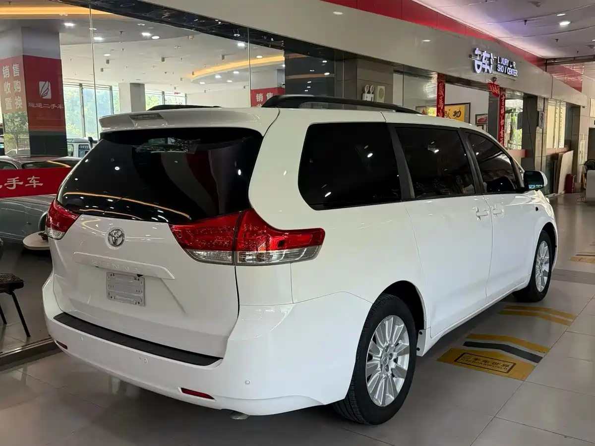 Toyota Sienna 2013 3.5L 4WD Automatic фото 4