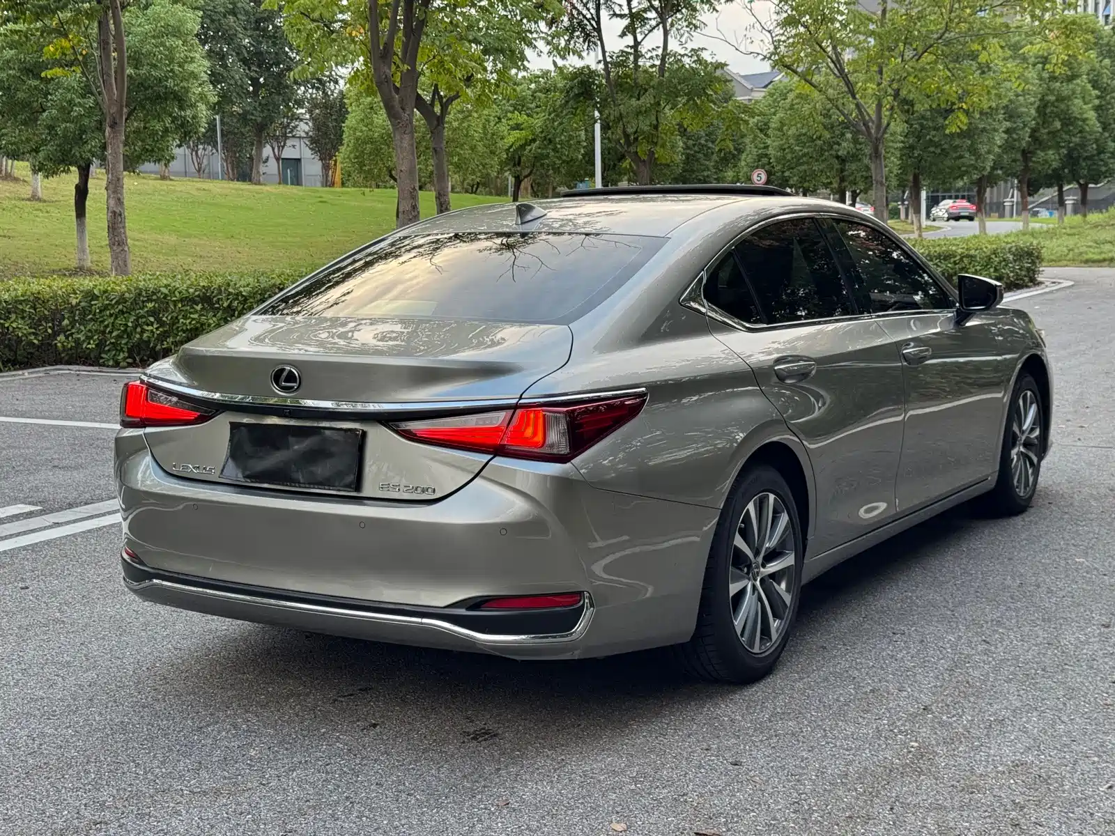 Photo 5 - Lexus ES