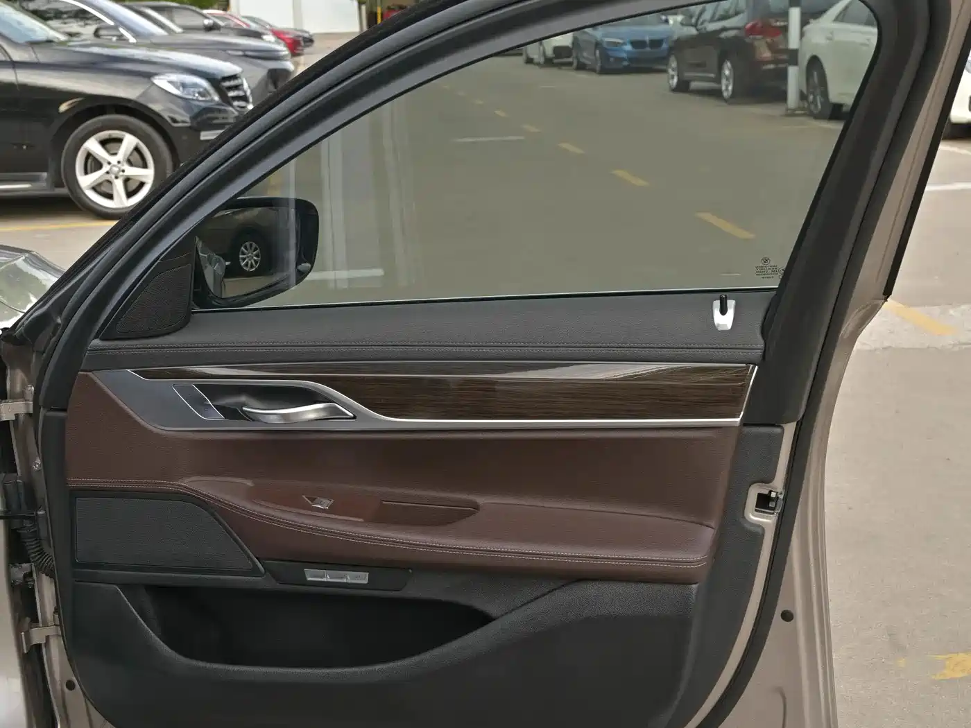 BMW 7 Series 2016 730Li Leading фото 27