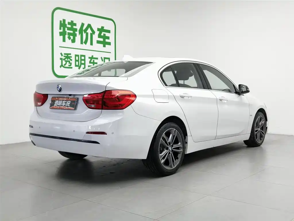 BMW 1 Series 2018 118i Sport Edition фото 2