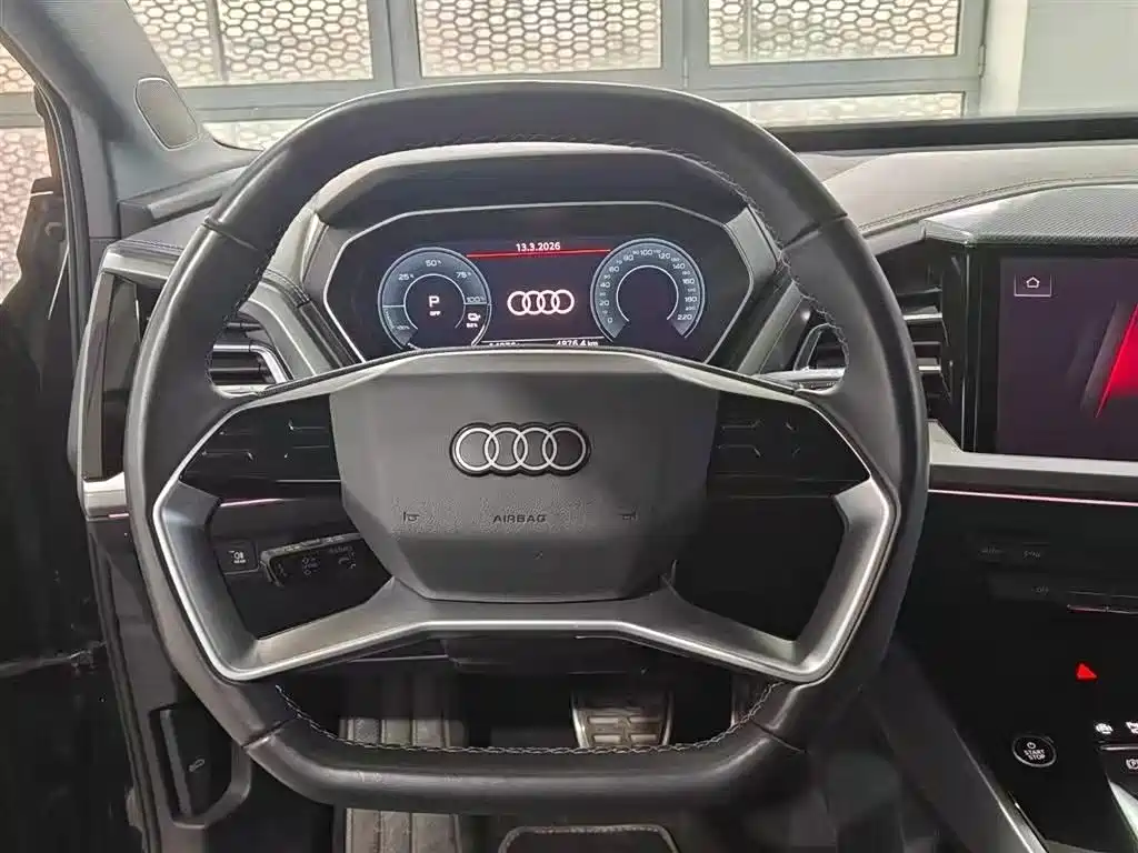 AUDI Q4 E TRON