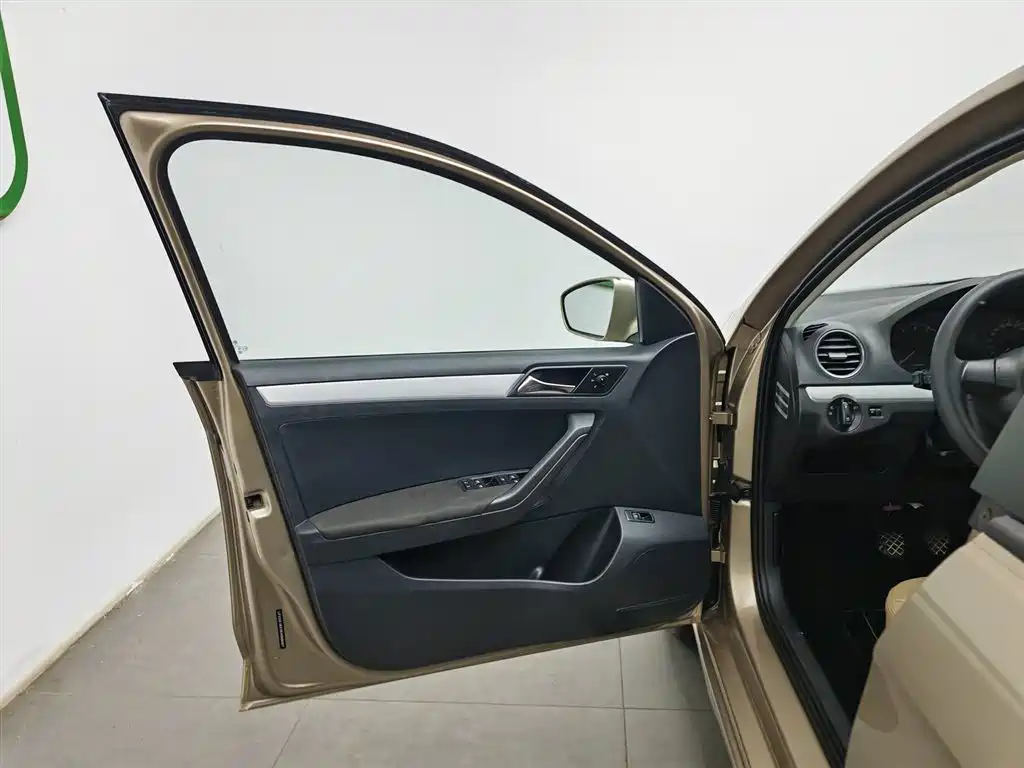 Volkswagen Jetta 2013 1.6L Manual Comfort фото 8