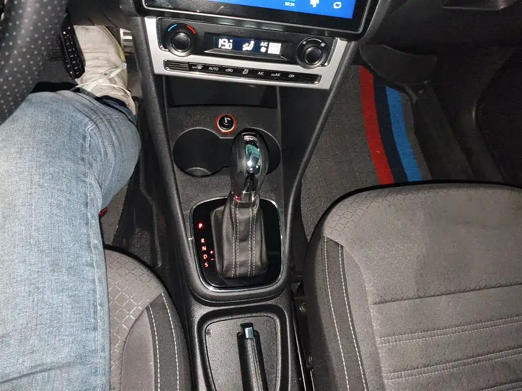 Volkswagen Polo 2014 1.6L Cross Polo Automatic фото 10