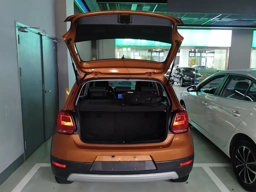 Volkswagen Polo 2014 1.6L Cross Polo Automatic фото 15