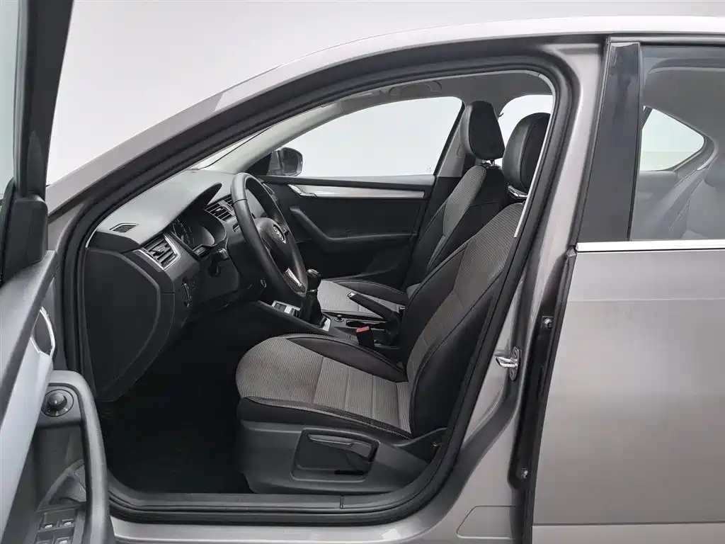 Škoda Octavia 2017 1.6L Manual ChuangXing фото 10