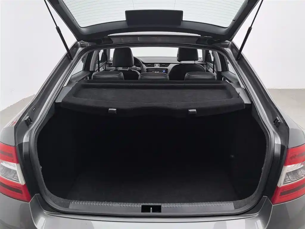 Škoda Octavia 2017 1.6L Manual ChuangXing фото 16