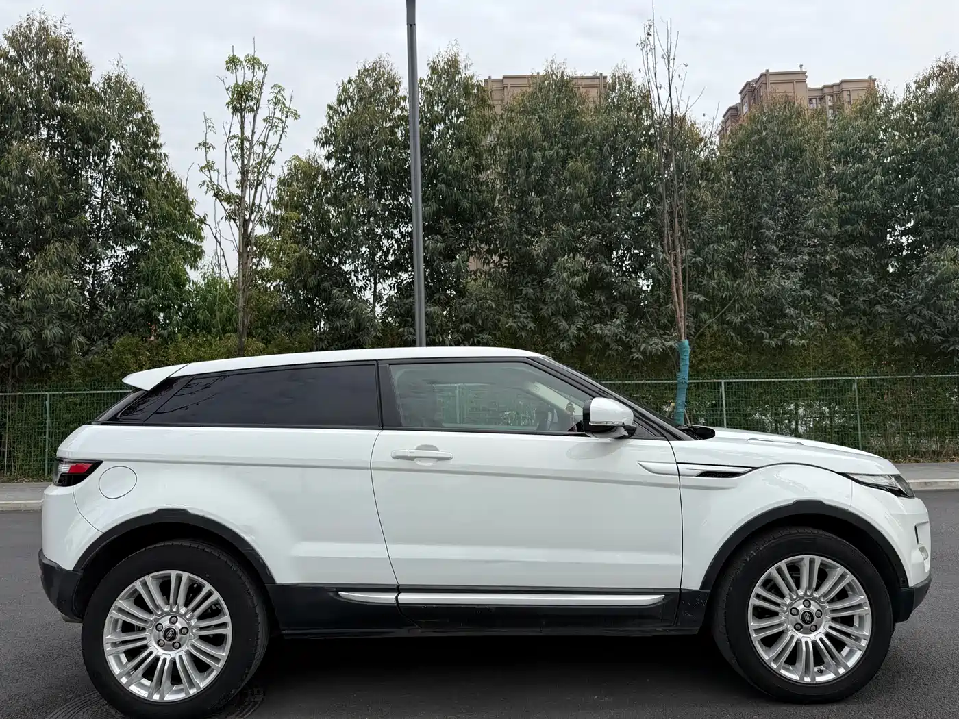 Land Rover Range Rover Evoque (Import) 2013 2.0T 3-Door Glamour Edition фото 23