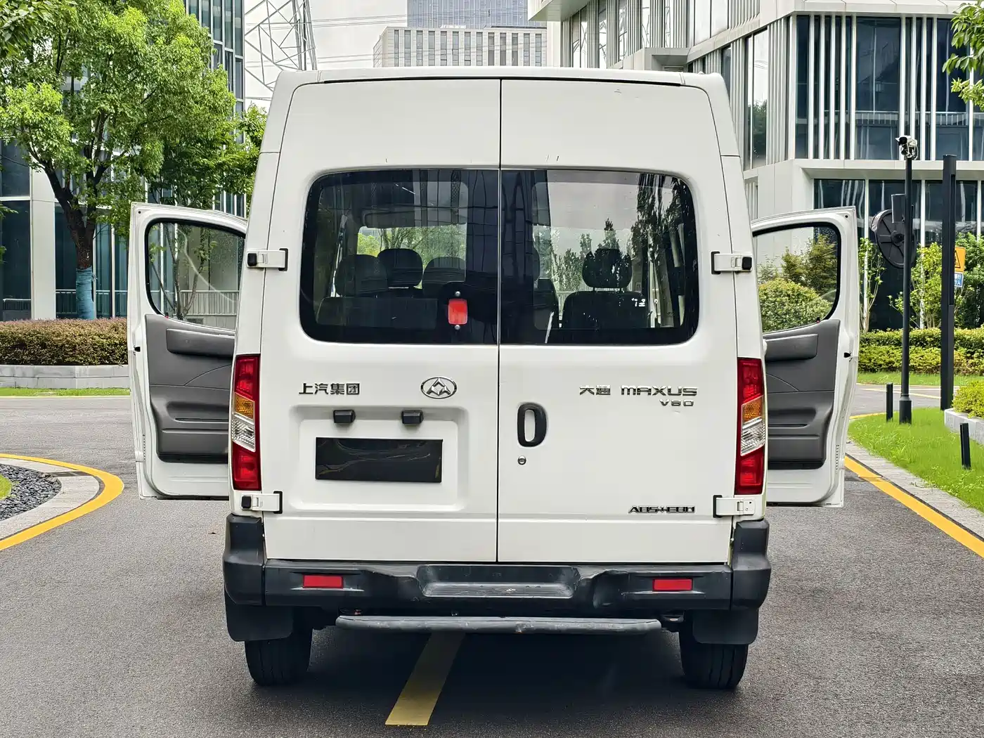 SAIC Maxus Xintu V80 2017 2017 2.5T 5-speed manual Aoyun Tong China V short wheelbase medium roof 5/6/10 seats