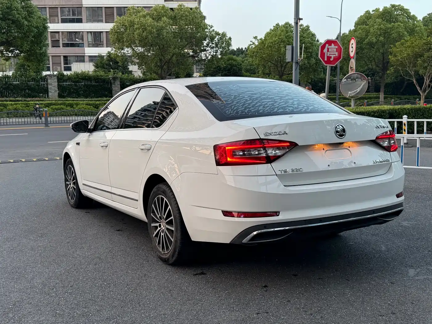 Škoda Octavia 2018 TSI230 DSG Luxury Edition фото 5