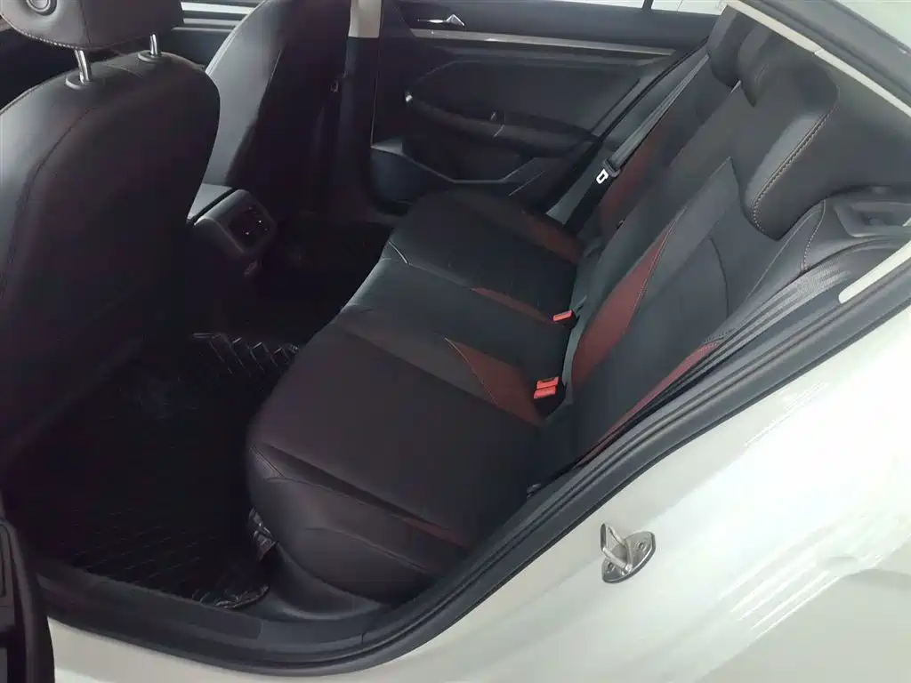 VOLKSWAGEN BORA