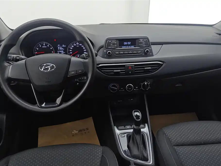 Hyundai Elantra 2020 1.6L Auto GL Pleasing Edition фото 12