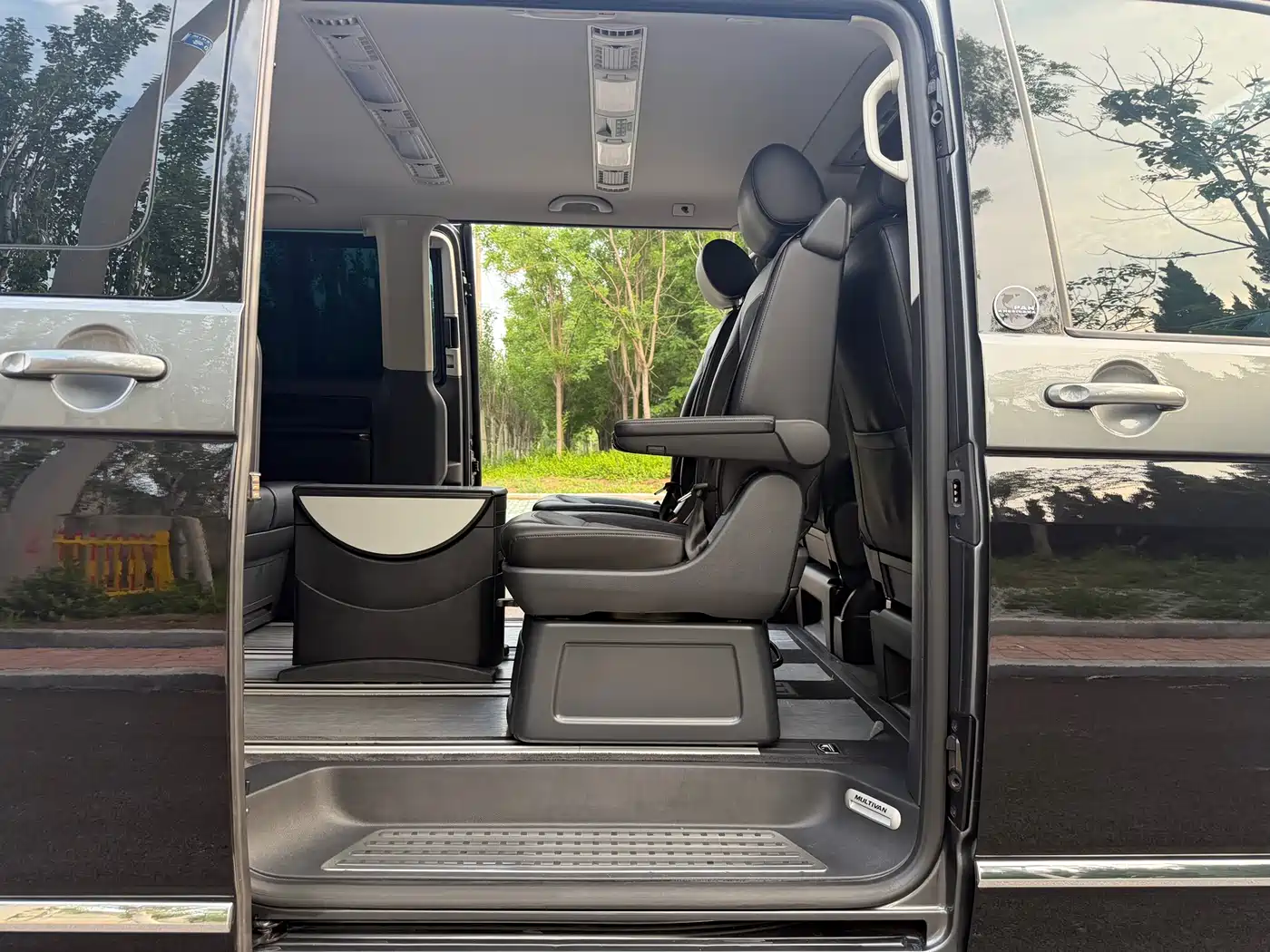 Volkswagen Multivan 2018 2.0TSI 4WD Explorer Edition 7-Seater фото 23
