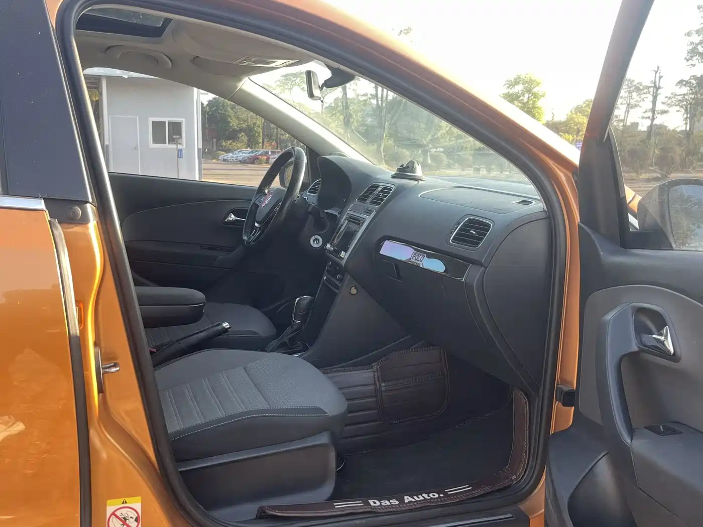 Volkswagen Polo 2016 1.6L Cross Polo Automatic фото 7