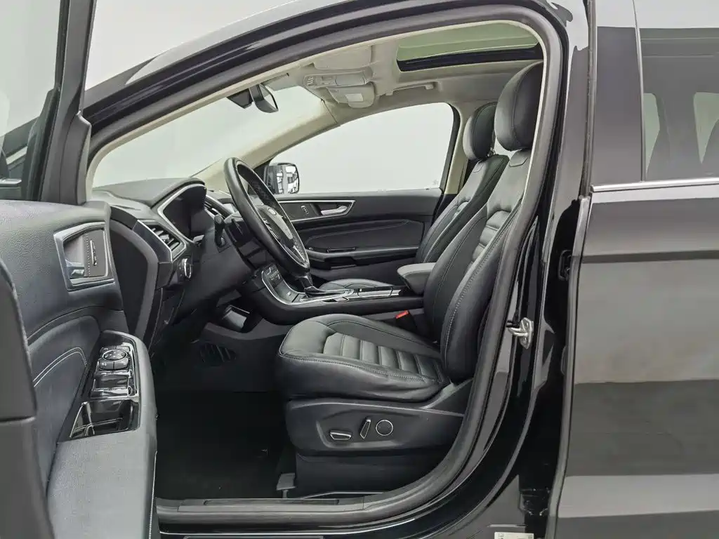 Photo 10 - Ford Edge