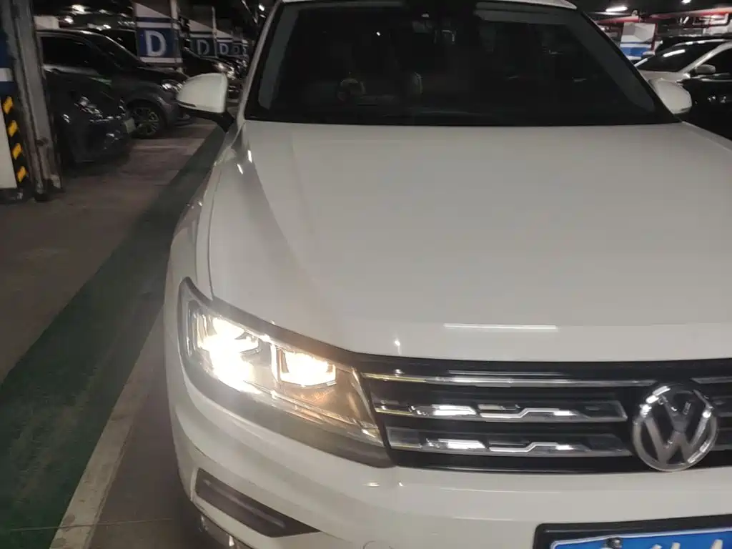 Photo 9 - Volkswagen Tiguan L
