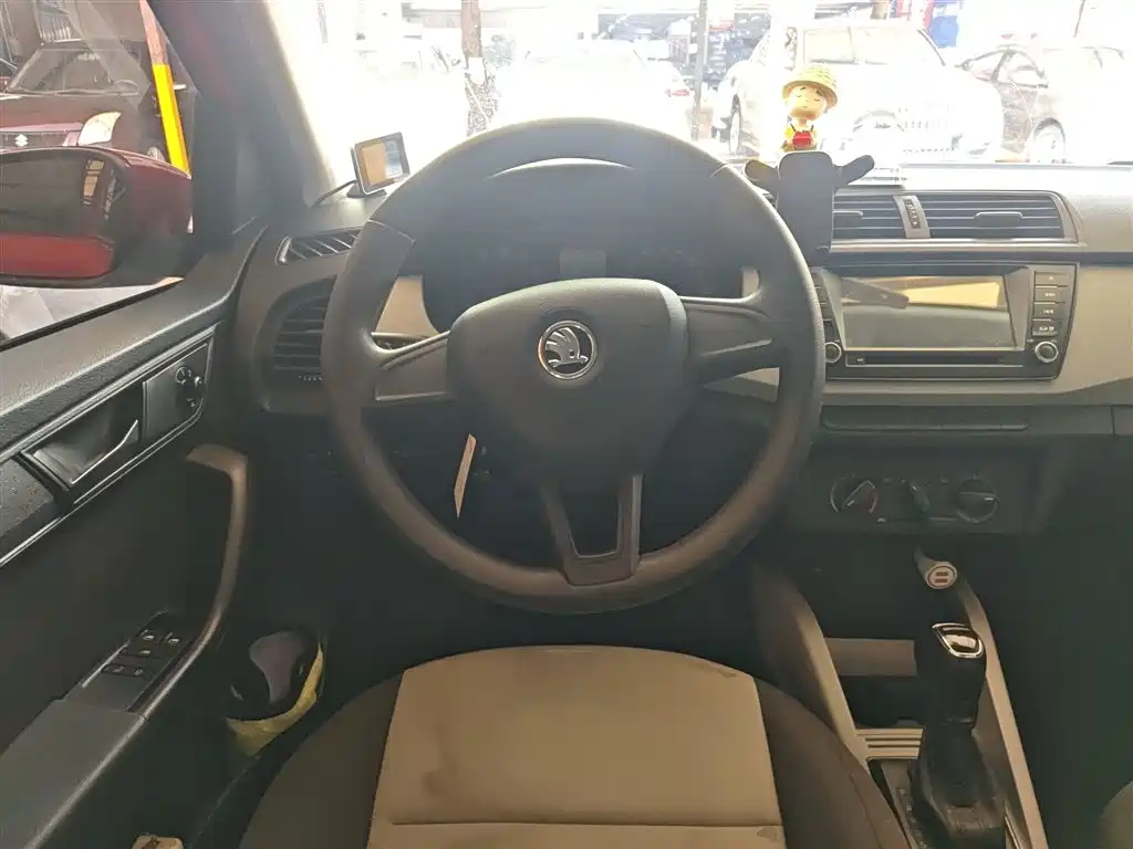 Škoda Fabia 2015 1.4L Automatic Advance Edition фото 4