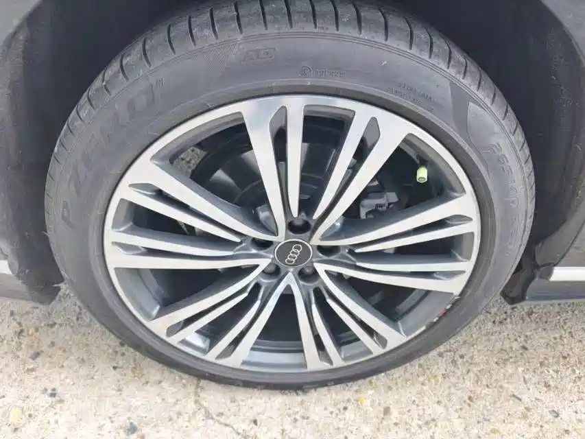 Фото 7 - Audi A8