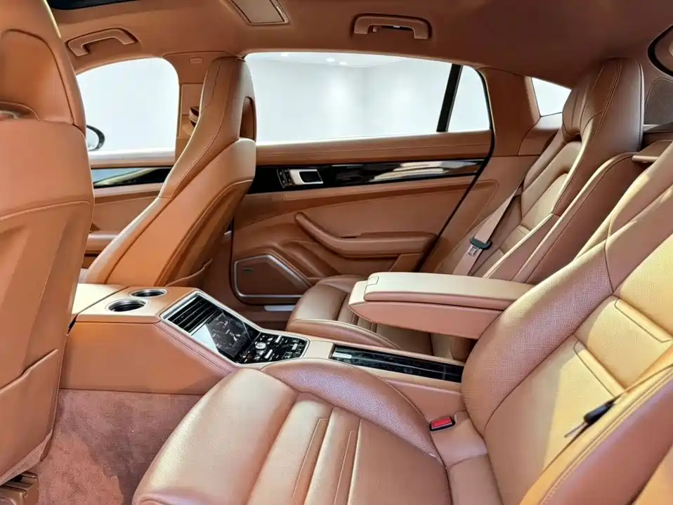 Photo 3 - Porsche Panamera