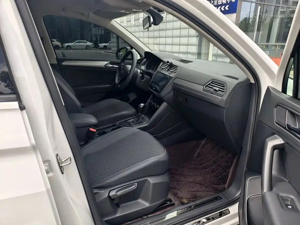 Фото 14 - Volkswagen Tiguan L