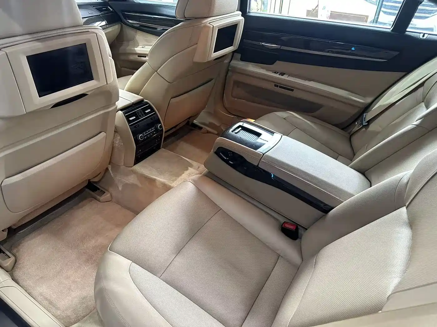 BMW 7 Series 2009 Model 740Li Leading Edition фото 10