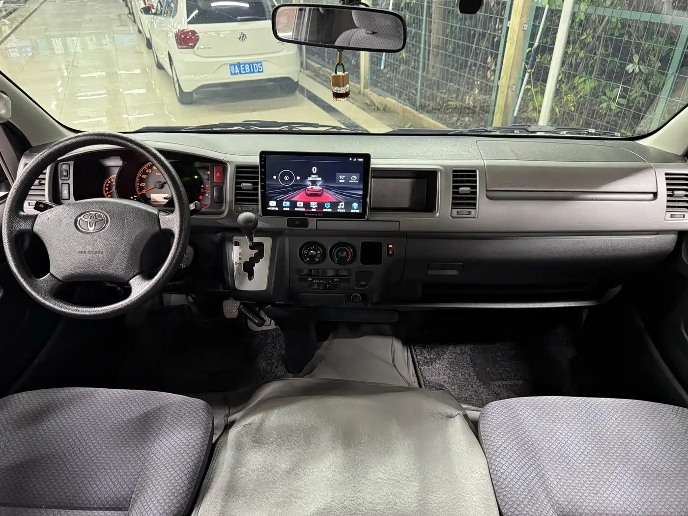 Toyota HIACE 2012 2011 2.7L Automatic Standard 13-seater