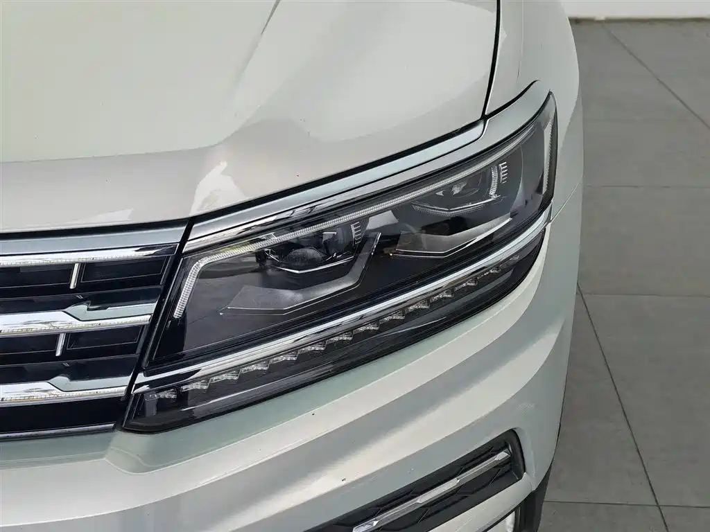Volkswagen Tiguan L 2018 380TSI Automatic AWD Luxury Edition фото 7