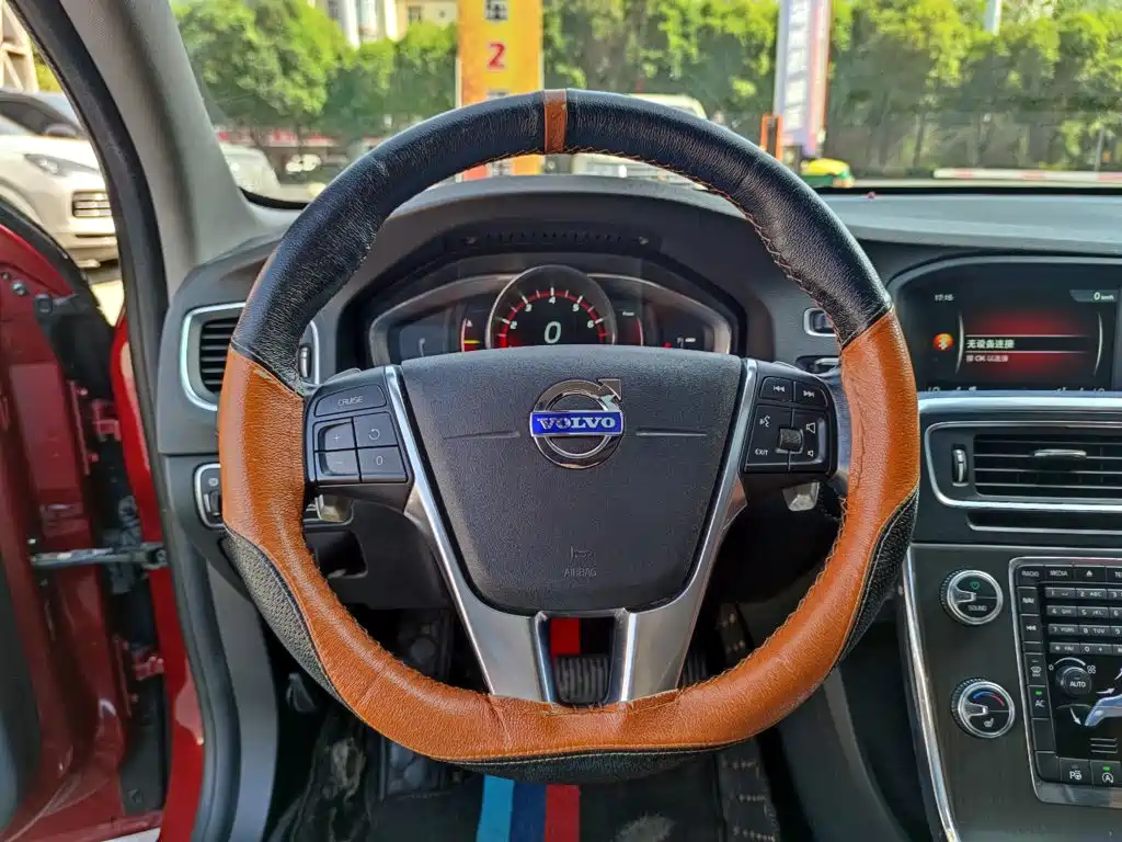 Фото 12 - Volvo V60