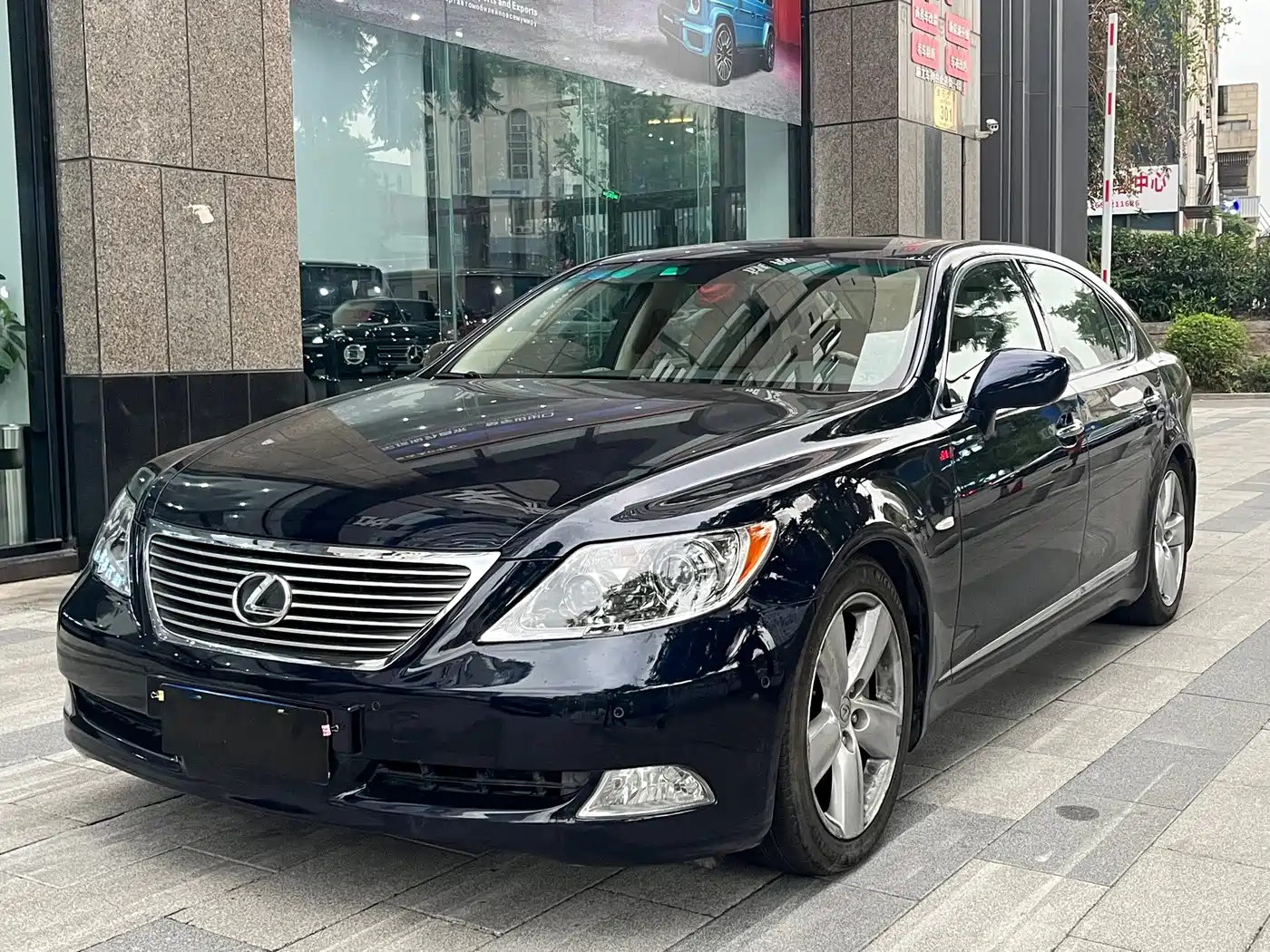 Photo 1 - Lexus LS
