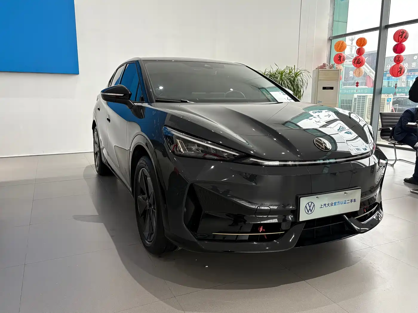 VOLKSWAGEN WITH THE CROWD 06