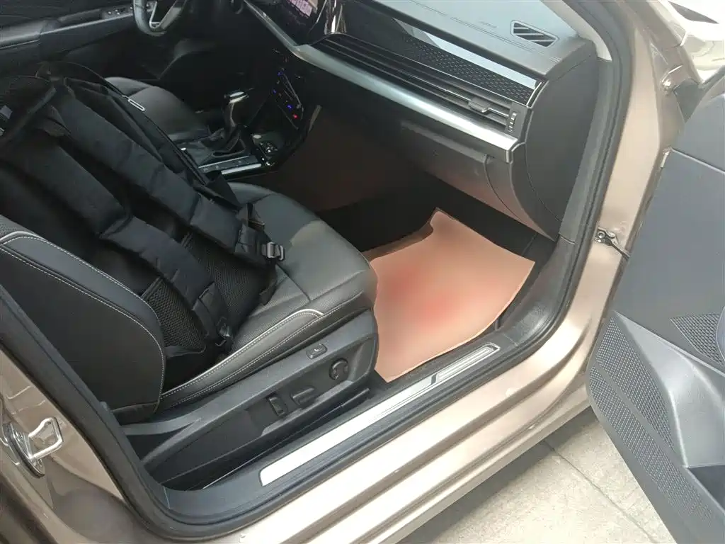 Volkswagen Passat 2022 330TSI Premium Edition фото 25