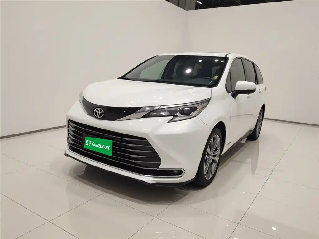 Toyota Sienna 2023 2.5L Hybrid Premium Edition фото 2