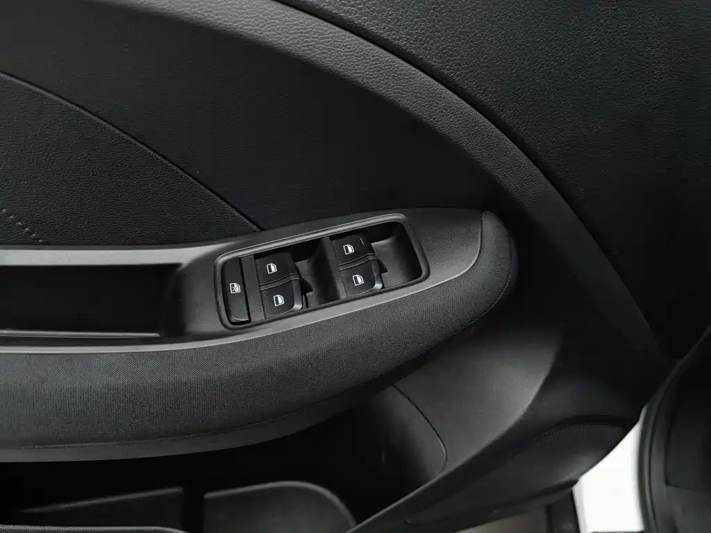 MG ZS 2019 2019 1.5L Manual 65-inch Panoramic Sunroof Global Edition (China VI)