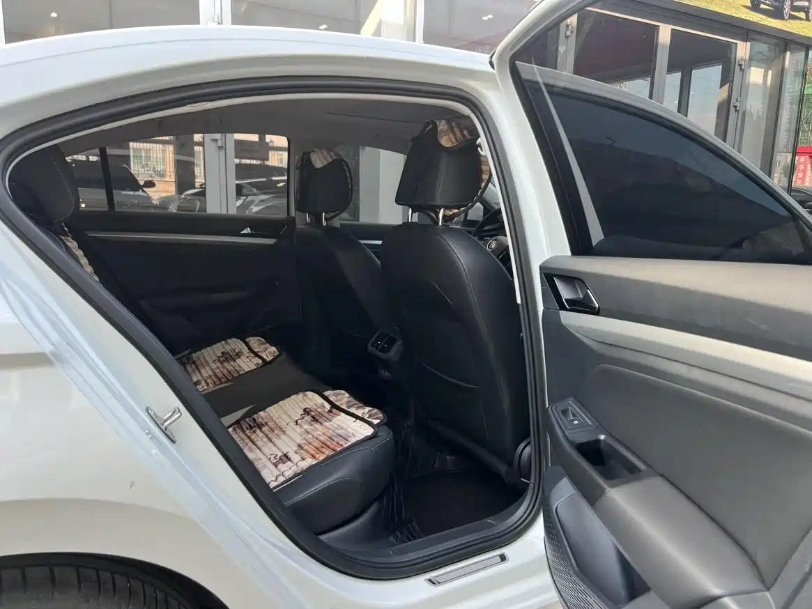 VOLKSWAGEN BORA PURE ELECTRIC