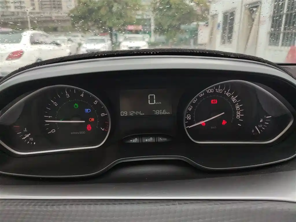 Peugeot 2008 2014 1.6L Manual Fashion Edition фото 4