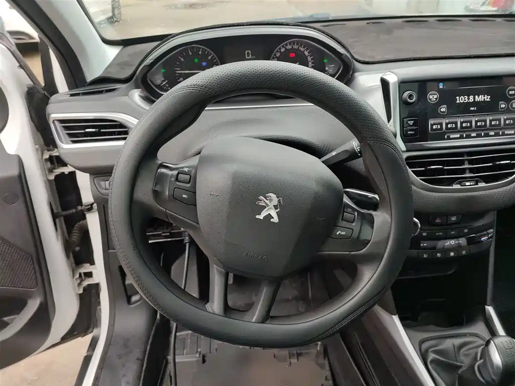Peugeot 2008 2014 1.6L Manual Fashion Edition фото 3