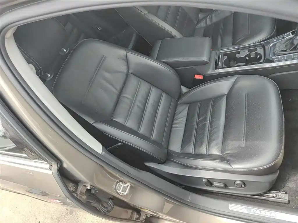 Volkswagen Passat 2016 330TSI DSG Executive Edition фото 20