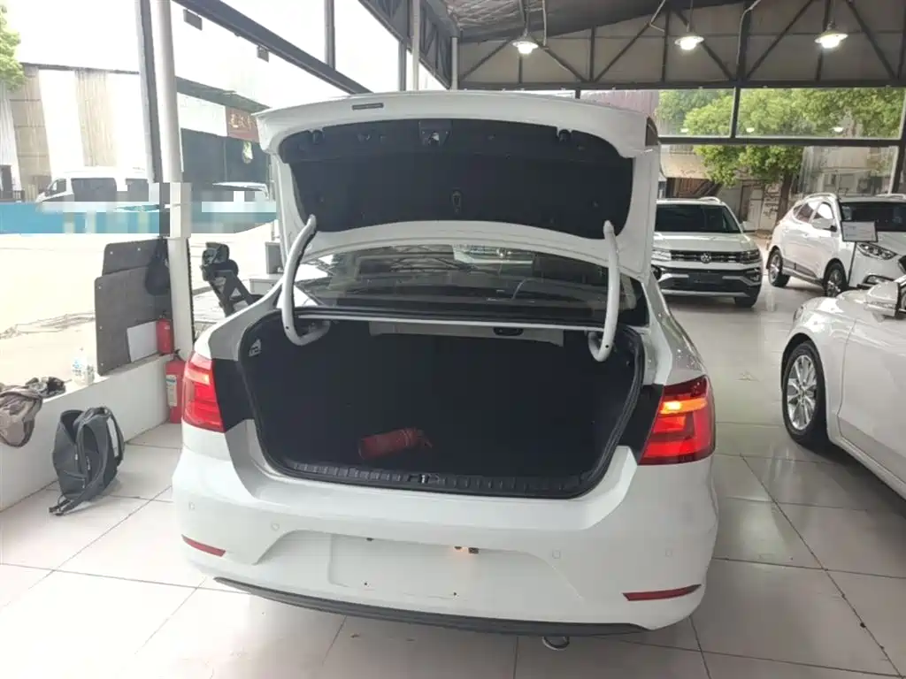 Volkswagen Bora 2014 1.6L Automatic Comfort Edition фото 19