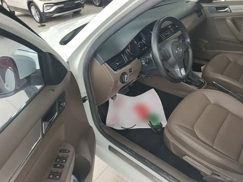 Volkswagen Bora 2014 1.6L Automatic Comfort Edition фото 16