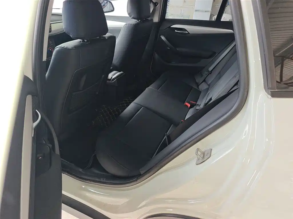 BMW X1 2014 sDrive18i Fashion Edition фото 17