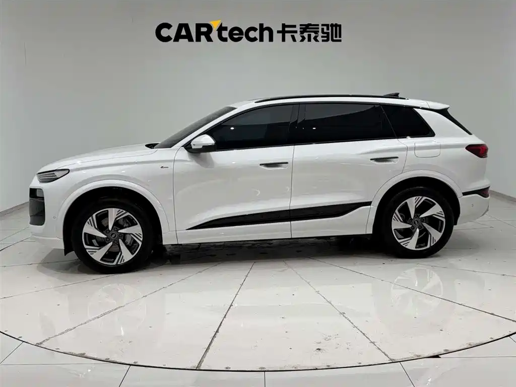 AUDI Q6L E TRON