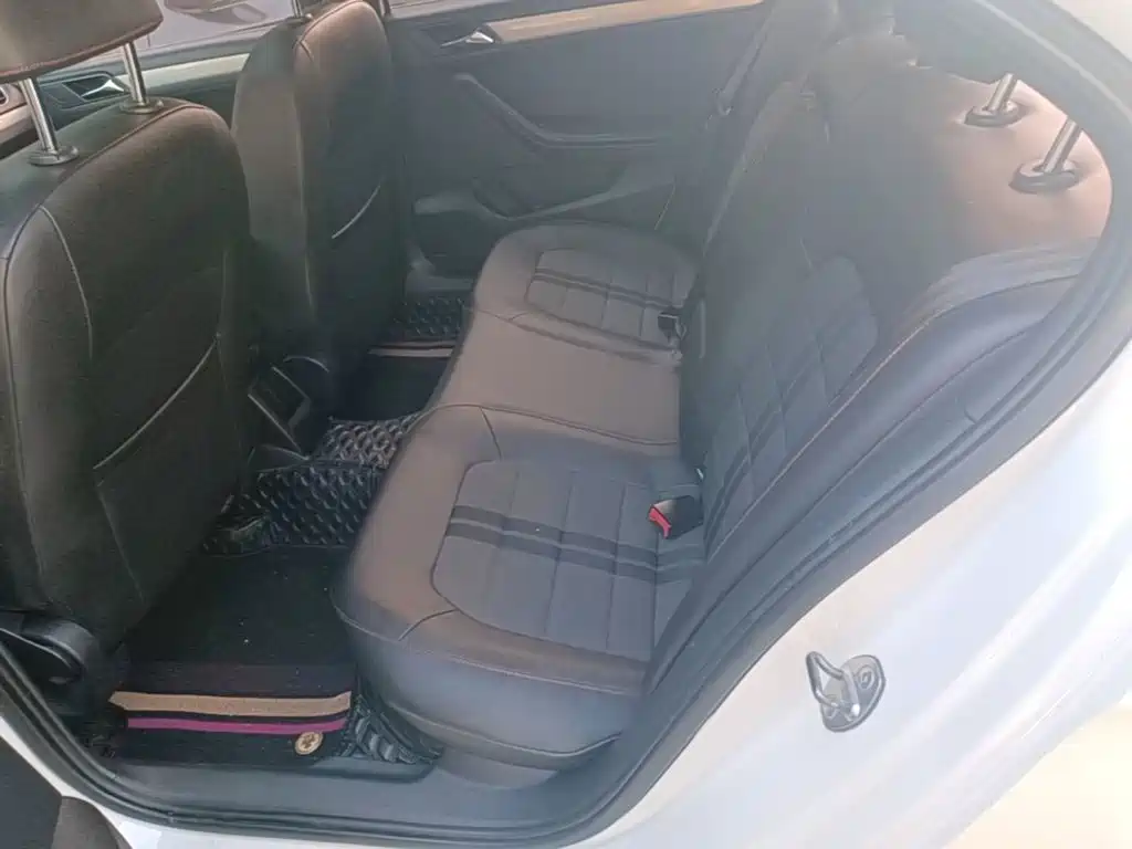 Photo 17 - Volkswagen Jetta