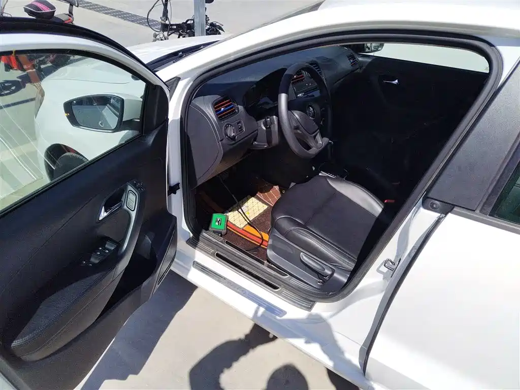 Volkswagen Polo 2016 1.4L Automatic Trend фото 16