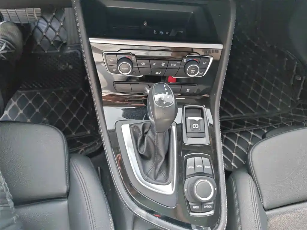 BMW 2 Series Touring 2016 218i Sport Design Package фото 10